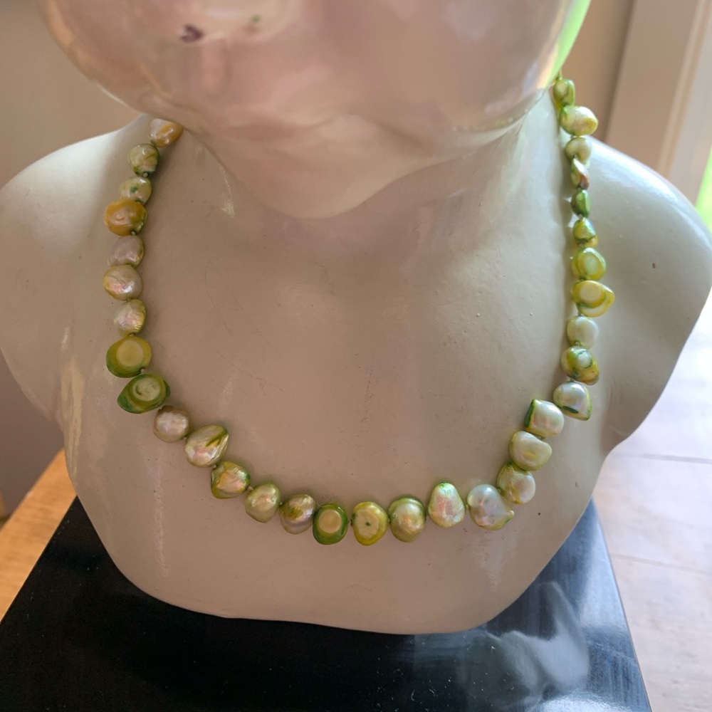 Elegant Green and Cream Pearl Necklace.